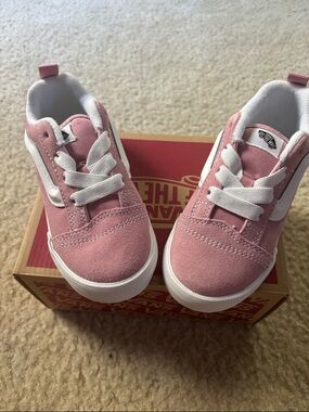 Brand new!!!!Vans Kids Pink Suede Old Skool Lace-Up Sneakers